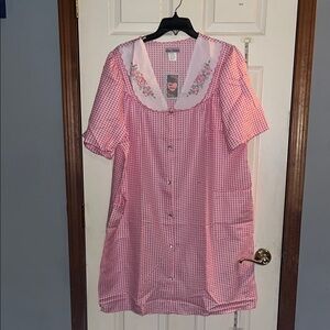 NWT- Lati Fashion-3X-pink & white gingham-embroidered, housecoat/nightgown/robe.